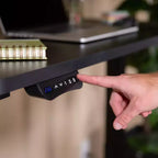Scrivania elettrica regolabile in altezza, Mogano/Nero, Postazione singola, 122 cm L x 61 cm P
