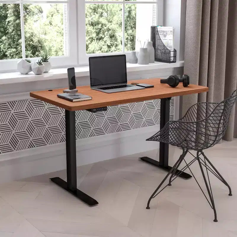 Scrivania elettrica regolabile in altezza, Mogano/Nero, Postazione singola, 122 cm L x 61 cm P