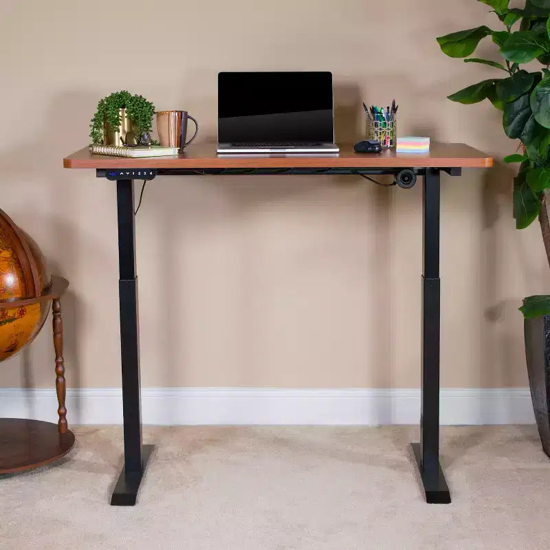 Scrivania elettrica regolabile in altezza, Mogano/Nero, Postazione singola, 122 cm L x 61 cm P