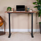 Scrivania elettrica regolabile in altezza, Mogano/Nero, Postazione singola, 122 cm L x 61 cm P