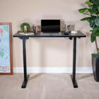 Scrivania elettrica regolabile in altezza, Mogano/Nero, Postazione singola, 122 cm L x 61 cm P