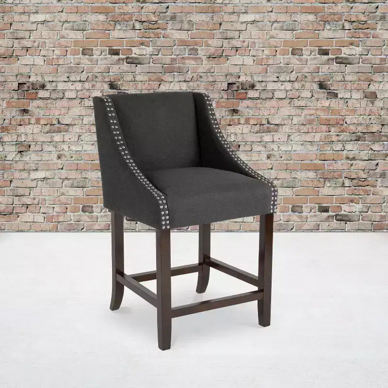 Sgabello da bancone in Leathersoft nero/antracite/grigio chiaro e tessuto, struttura in legno, finiture con borchie, 1 posto