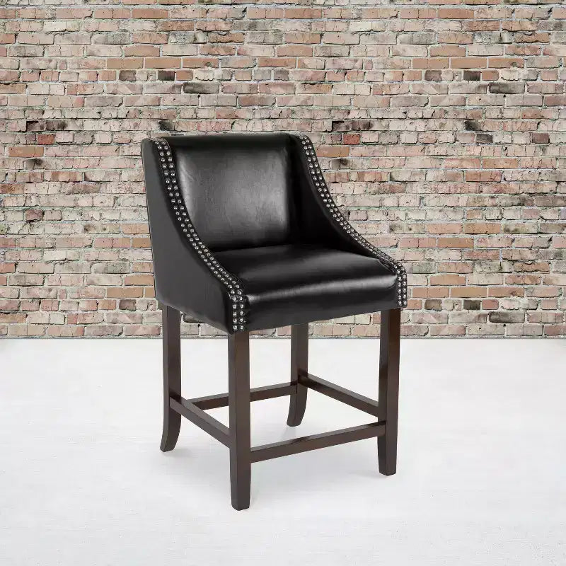 Sgabello da bancone in Leathersoft nero/antracite/grigio chiaro e tessuto, struttura in legno, finiture con borchie, 1 posto